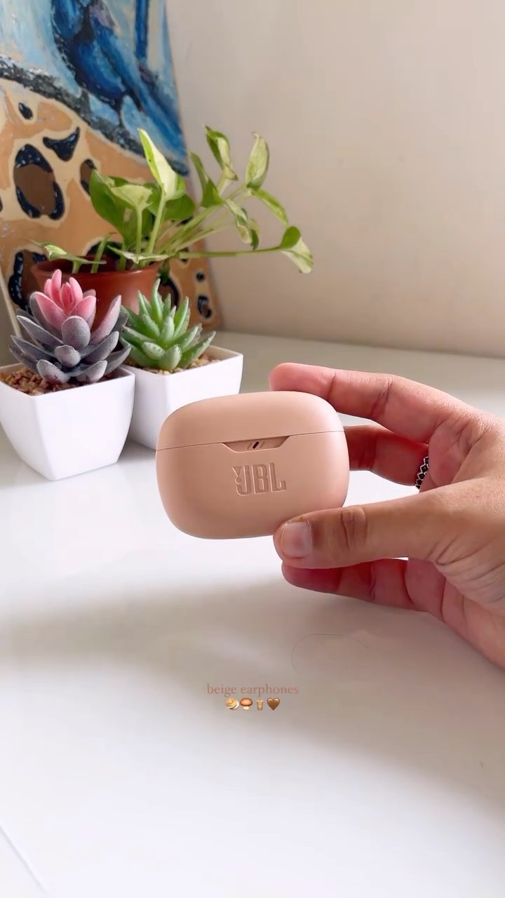 Wave hello to effortless sound!👋🏻 #JBLWaveBeam @riiyaa.jpg #JBLEarbuds #JBLAudio #JBLIndia #JBL