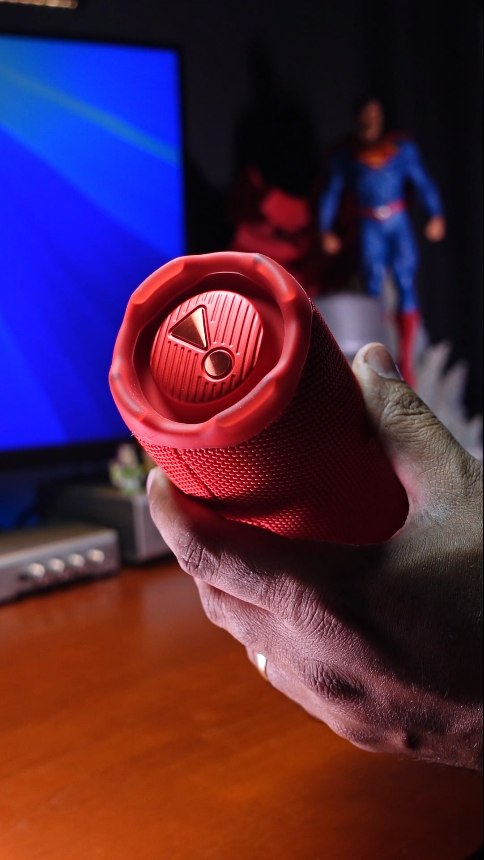 JBL Flip 7 up close! Sleek, rugged and ready to rock. Unbox the experience! Follow the link in my bio for the full revie...